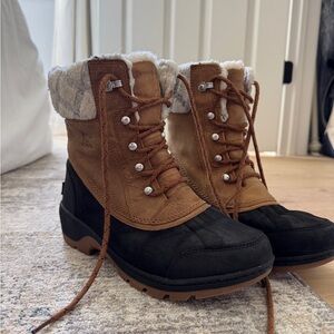 Sorel Women's 8 Tan and Black Winter Boots